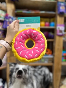 ZippyPaws pluszowy donut standard truskawkowy - pluszowa zabawka z piszczałką